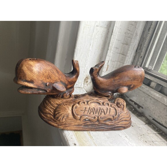 Whales Salt & Pepper Shakers Vintage Hawaii Tiki Kitsch Cute Collectible 1970s - Picture 1 of 9